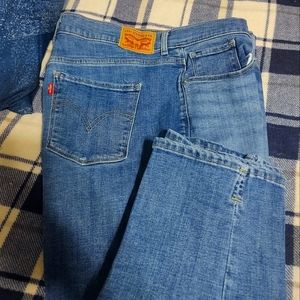 Women's Levi cropped jeans
